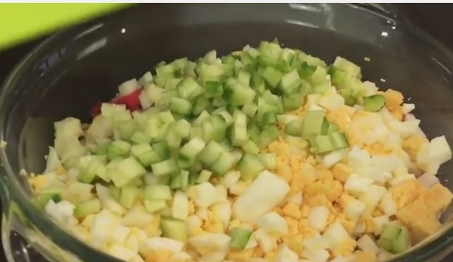 1. Этап. Салат с крабовыми палочками, с креветками и свежим огурцом: 3. Свежий огурец можно почистить, если он в пупырышках. Нарежьте соломкой, а потом кубиками. Отправьте в салат.