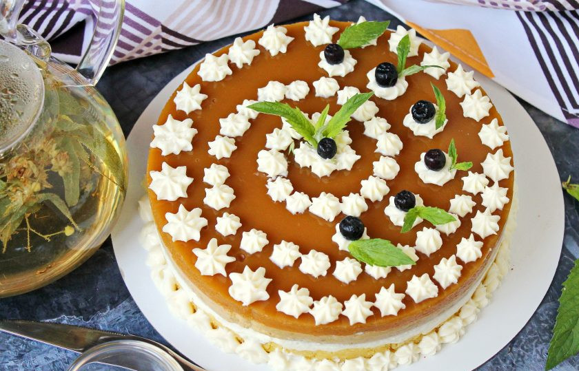 1. Этап. Муссовый торт с манго: Готовый муссовый торт с манго подавайте на стол.