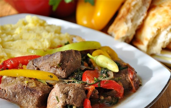 1. Этап. Печень по-деревенски: Вливаем в сковороду вино, выкладываем заблаговременно вымытые, очищенные от кожицы и нарезанные помидоры, печень, солим, перчим и тушим на медленном огне под крышкой, периодически подливая водички, если жидкости будет мало, до тех пор, пока овощи не станут совершенно мягкими, практически разварятся в однородный соус. Перед самым окончанием приготовления добавляем пряные травы и измельченный чеснок. Готовую печень подаем на стол, гарнировав картофельным пюре, отварным рисом или кукурузной кашей.