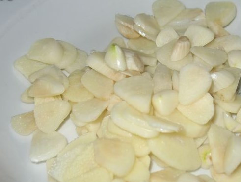 1. Этап. Ассорти из овощей: Чеснок просто порежьте пластинками.