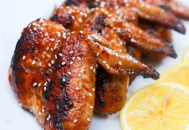 1. Этап. Вкусные крылышки: Смажьте крылышки маслом и запекайте по 7 минут на каждой стороне. Подавайте горячими.