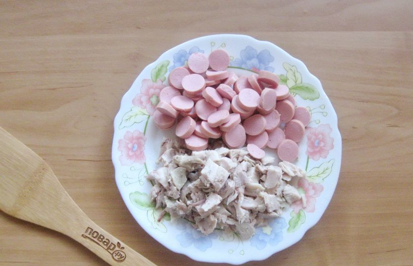 1. Этап. Солянка Советская: Мелко нарежьте отварную курицу и сосиски.