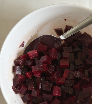 1. Этап. Салат из свеклы и картофеля: Свеклу нарезать мелкими кубиками, немного посолить и поперчить, добавить уксус и перемешать, оставить мариноваться пару минут. Уксус у меня 3%, я взяла 2 столовые ложки, можно взять яблочный или фруктовый, подогнав его количество под свой вкус.