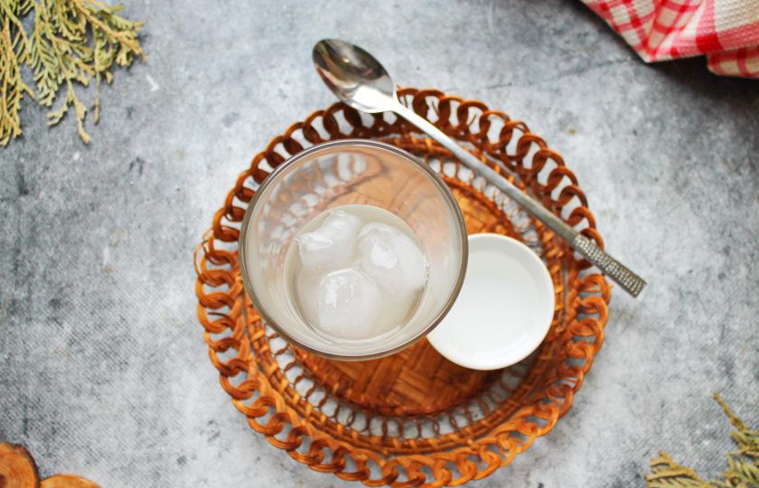 1. Этап. Коктейль Буравчик: Добавьте в стакан сахарный сироп, перемешайте барной ложкой. Перелейте коктейль 