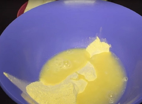 1. Этап. Сырники с адыгейским сыром: Насыпаем в миску половину кукурузной муки, соль и сахар, заливаем горячей водой и перемешиваем.