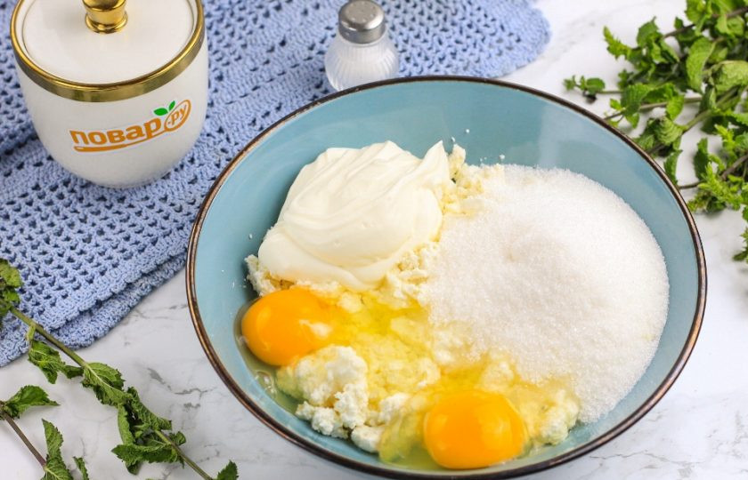 1. Этап. Болгарская баница: Куриные яйца вбейте в глубокую емкость, оставляя немного белка для заливки. Добавьте творог, 50 мл. сметаны и сахар, соль. Тщательно все перемешайте вилкой или отпюрируйте погружным блендером.