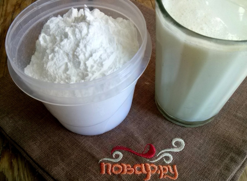 1. Этап. Жареное молоко: 150 мл .молока смешайте с кукурузным крахмалом. Крахмал можно заменить мукой.