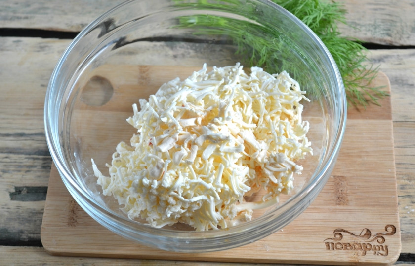 1. Этап. Лаваш с сыром и укропом: Сыр натрите на мелкой терке.