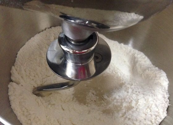 1. Этап. Сербский хлеб: 1. Смешайте сухие ингредиенты в большой миске - муку, дрожжи, соль и сахар.