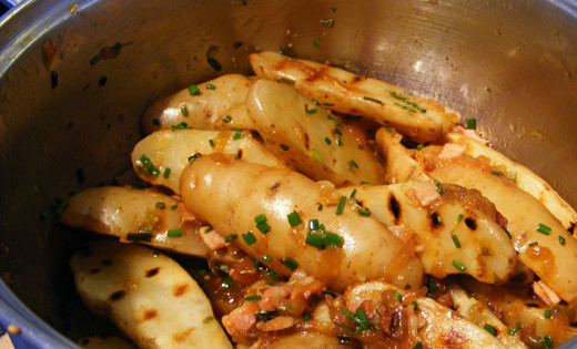 1. Этап. Говядина под соусом: 6. Готовый соус вылить в кастрюлю с картофелем и аккуратно перемешать, чтобы дать ему как следует пропитаться.