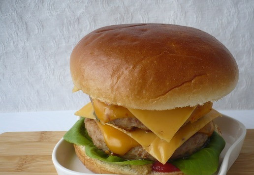 1. Этап. Двойной чизбургер Чили с жареным луком: Затем опять ломтик плавленого сыра, полейте кетчупом, накройте чизбургер второй половинкой булочки. И сразу же подавайте к столу.