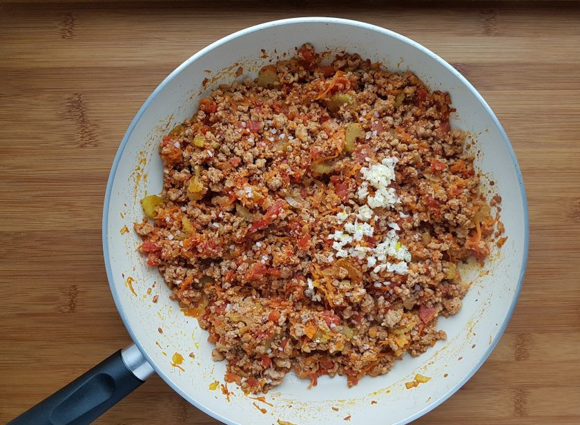 1. Этап. Запеканка по-неаполитански: В конце приготовления добавьте измельченный чеснок, соль и перец по вкусу.