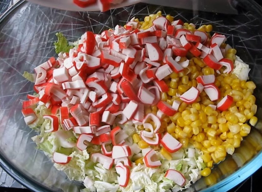 1. Этап. Салат из крабовых палочек и капусты с укропом: Порежьте крабовые палочки небольшими кусочками.