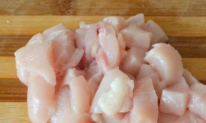 1. Этап. Соба с курицей и овощами: Филе промойте и нарежьте небольшими кусочками.