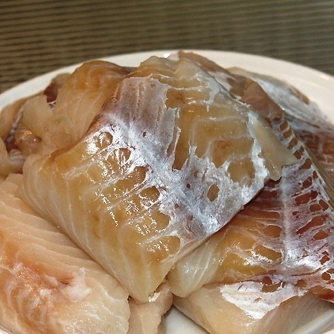 1. Этап. Жареное филе трески: Филе трески промываем и нарезаем на порционные кусочки.