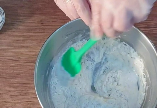 1. Этап. Хлебные булочки с добавлением ржаной муки: 5. Опара увеличилась в объёме и стала воздушной, перемешиваем лопаткой...