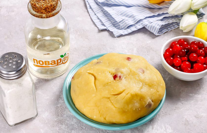 1. Этап. Творожное печенье с клюквой: Сформируйте тесто и оставьте его на 15-20 минут в покое под пленкой.