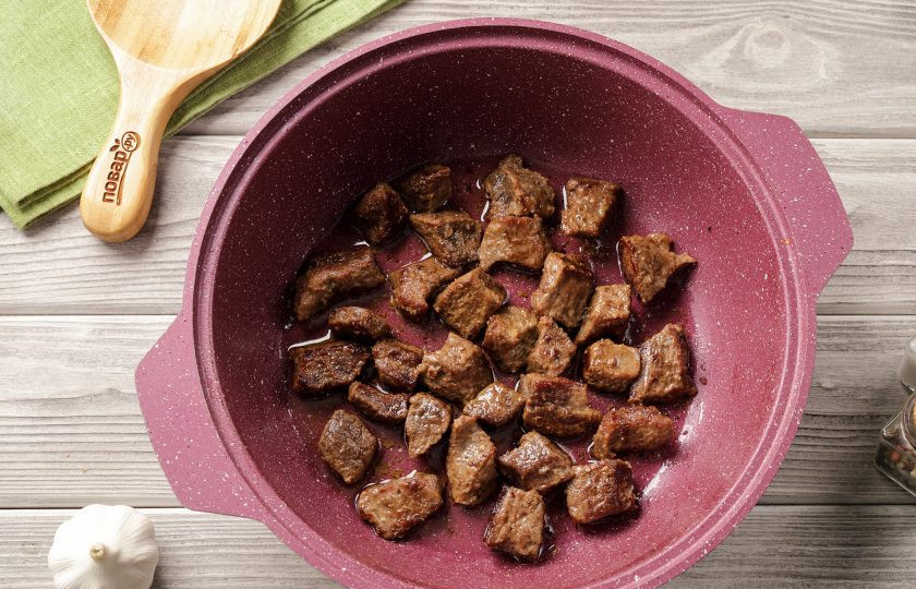 1. Этап. Тушёная картошка с мясом и баклажанами: Обжарьте на сильном огне до испарения жидкости и появления лёгкой румяной корочки сверху.