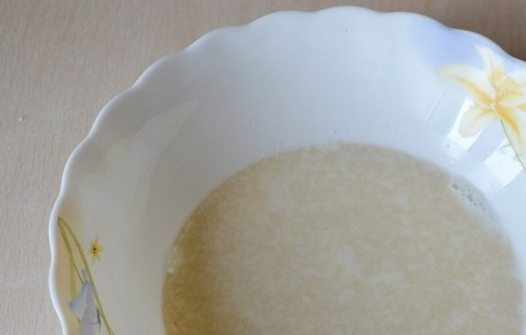 1. Этап. Цветная капуста в тесте: В подогретом молоке разводим дрожжи с сахаром.