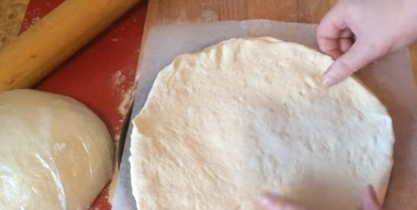 1. Этап. Булочки, политые шоколадом: Сверху выложите второй пласт теста и выровняйте по первому пласту. Смажьте второй пласт оливковым маслом, равномерно посыпьте сахаром и выложите третий пласт.