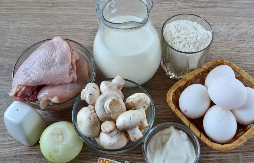 1. Этап. Блинный пирог с курицей и грибами: Подготовьте все необходимые ингредиенты.