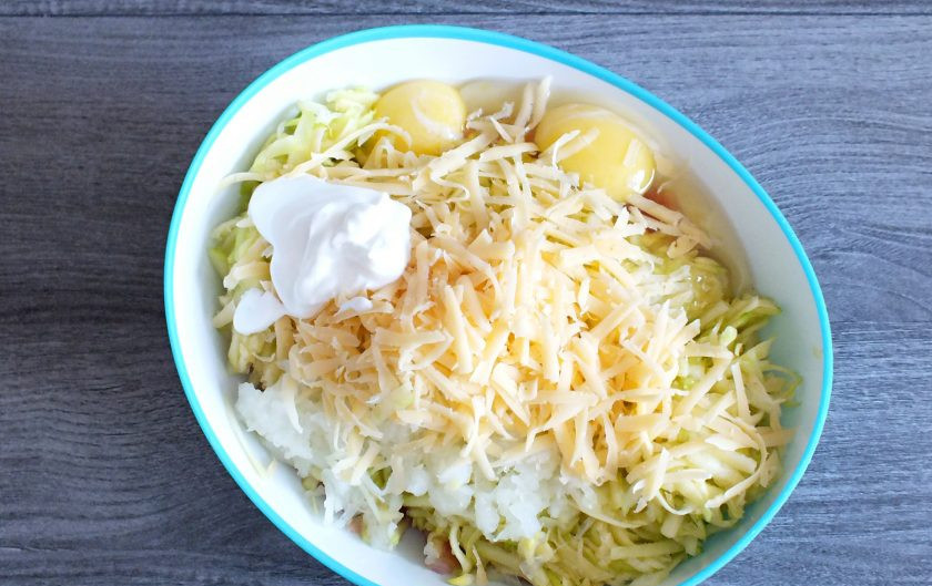 1. Этап. Запеканка из кабачков с курицей в мультиварке: К нарезанному филе добавьте натертые кабачки, натертый на крупной тёрке репчатый лук, яйца, сметану, соль, натёртый на крупной тёрке сыр.