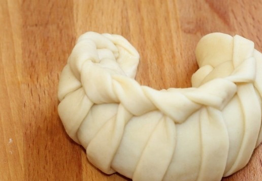 1. Этап. Плетеные булочки на молоке с начинкой: 18. Формируем из нее полумесяц.