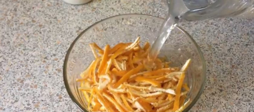 1. Этап. Варенье из мандариновых корочек: 1. Мандариновые корочки тщательно промойте под проточной водой и разрежьте на небольшие кусочки. Залейте корочки питьевой фильтрованной водой и оставьте на 10-12 часов.