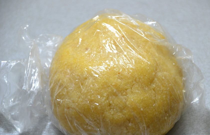 1. Этап. Итальянское печенье с миндалем: Замесите тесто, скатайте в шар и оставьте на 1 час.