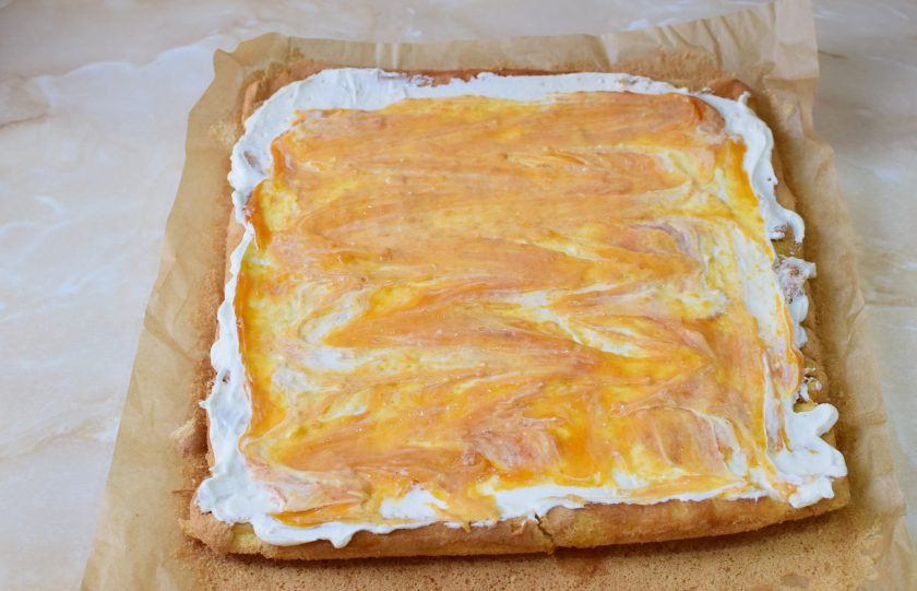 1. Этап. Бисквитный рулет с кремом из сливок: По желанию можно добавить любой джем, варенье или свежие ягоды.