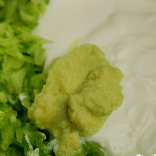 1. Этап. Райта салат: Сделайте пюре из имбиря и чеснока, добавьте к йогурту. Порубите чили и зелёный лук. Отложите немного для декорации и добавьте остальное в миску, перемешайте.