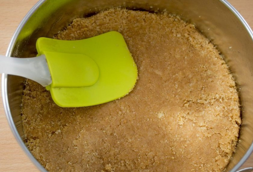 1. Этап. Торт из бананов: 3. Возьмите съемную форму и выложите первым слоем основу из печенья. Равномерно распределите ее по всей поверхности формы. Теперь отправьте в холодильник до застывания (примерно на час).