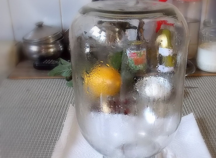 1. Этап. Напиток Крыжовниковый Мохито: Простерилизуйте 3-х литровую банку и крышку.