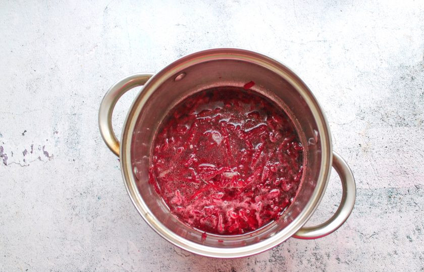 1. Этап. Борщ на квасе: В другую кастрюлю выложите оставшуюся свеклу, квас, влейте один стакан бульона из борща и доведите до кипения.