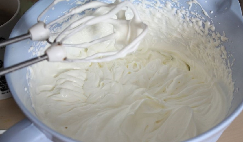 1. Этап. Kрем с желатином для торта: Холодные сливки и сахар взбить миксером до густой пены, пока не загустеют.