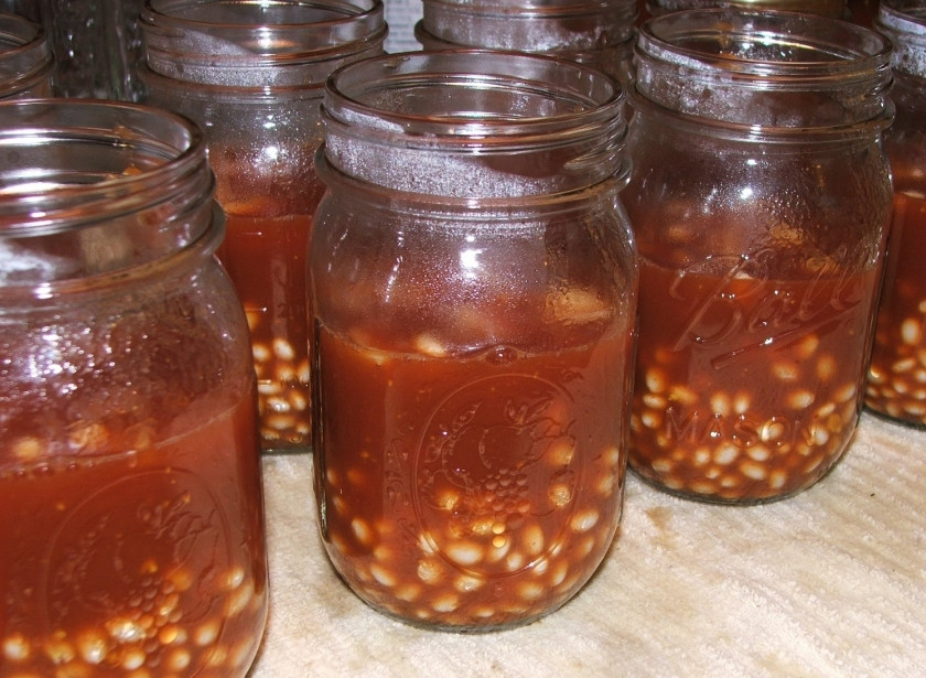 1. Этап. Консервированная фасоль в томатном соусе: Потом разлейте весь соус. Если его не хватит, долейте кипятка, чтобы осталось сантиметра полтора до крышки.