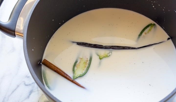 1. Этап. Горячий шоколад с острым перчиком: 2. В сотейник вливаю молоко, добавляю перец (прямо с зернами), палочку корицы и ванили, сахарный песок (зависит от желаемого уровня сладости), добавляю кусочки черного шоколада.