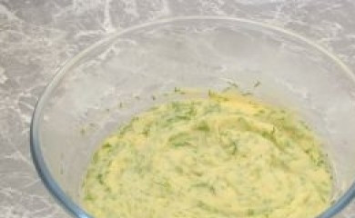 1. Этап. Картофельное суфле: 3. Зелень (можно взять любую) хорошо вымойте, просушите и мелко нашинкуйте ножом. Вмешайте ее в картофельную массу, добавив соль и перец по вкусу.