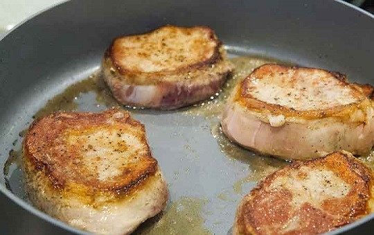 1. Этап. Свиная отбивная в сливках: 2. На сильном огне обжарьте до образования румяной корочки с двух сторон. Посолите и поперчите по вкусу.