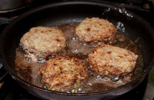 1. Этап. Котлеты из кабачков и фарша: Жарим их на медленном огне со всех сторон до золотистой корочки. Котлеты готовы, всем приятного аппетита!