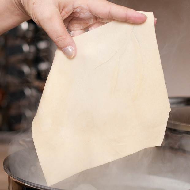 1. Этап. Норин: Увеличить температуру. Возьмите одну треть теста и начните выкладывать листы в кипящую воду по одному. Варить в течении 3 минут.