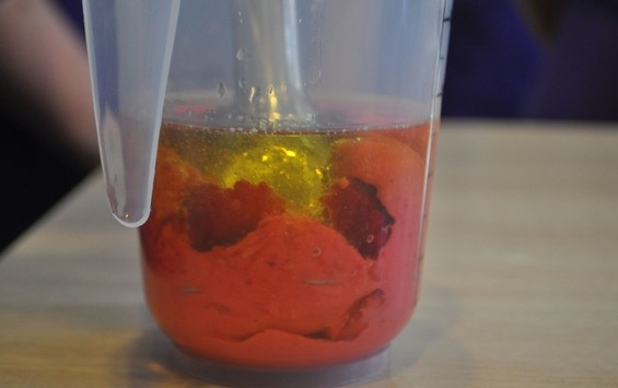 1. Этап. Карпаччо из говяжьей вырезки: В чашу блендера влейте оливковое масло, положите малинку, соль и выдавите лимонный сок. Если в лимоне есть косточки, следите, чтоб они не попали в чашу. Хорошенько все взбейте при помощи погружного блендера.