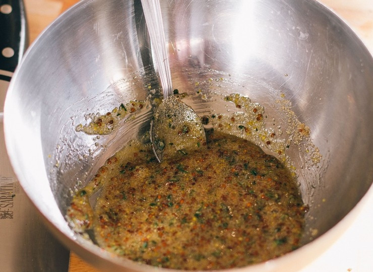 1. Этап. Ветчина в горчично-медовой глазури: Наконец добавьте корицу и перемешайте глазурь.