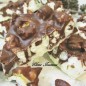 Шоколад с кешью и попкорном Подготовить попкорн и орехи. Кешью слегка прокалить на сковороде. Крупные кусочки разрезать пополам. Белый шоколад растопить на водяной бане. Посолить. И слегка остудить. Вылить шоколад ровным слоем (не менее 5 мл) в небольшую силиконовую форму. Сразу же выложить на него попкорн и кешью. Слегка придавить, чтобы шоколад и ореховая смесь соединились. Затем растопить на водяной бане молочный шоколад. Посолить. Сверху орехов вылить молочный шоколад. По желании при помощи зубочистки сделать мраморные разводы. Поставить форму в холодильник и дать шоколаду застыть. Перед подачей поломать шоколад на крупные кусочки. Приятного аппетита!