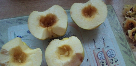 1. Этап. Айва в духовке: Айву промойте, а потом разрежьте её на половинки. Удалите сердцевину и косточки.