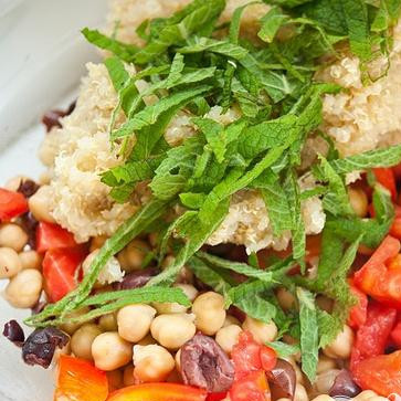 1. Этап. Салат с квиноа, бараньим горохом и помидорами: 3. Добавить нарезанную мяту, перемешать и оставить в сторону.