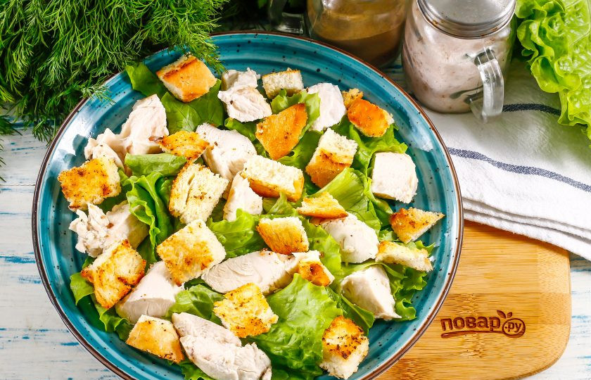 1. Этап. Салат Цезарь диетический: Добавьте туда же остывшие сухарики из багета.