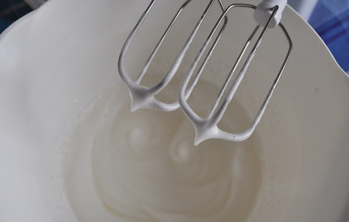 1. Этап. Слоеные трубочки: А сами тем временем займемся приготовлением крема. Смешиваем в миске воду и сахар, нагреваем эту смесь до температуры в 118 градусов. В отдельную посуду выливаем яичные белки, добавляем лимонную кислоты и взбиваем все миксером до образования густой пены.