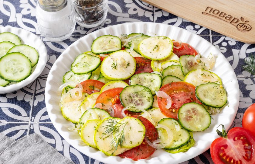 1. Этап. Салат с огурцами, кабачками и помидорами: Салат с огурцами, кабачками и помидорами готов, приятного вам аппетита!