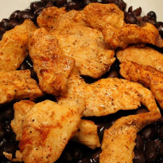 1. Этап. Куриное филе с фасолью: Выкладываем обжаренное до готовности куриное филе на фасоль. По сути, блюдо уже готово - фасоль тут как гарнир, а курица - как непосредственно основное блюдо. На этом рецепт куриного филе с фасолью можно заканчивать, однако я предлагаю сделать блюдо еще вкуснее.